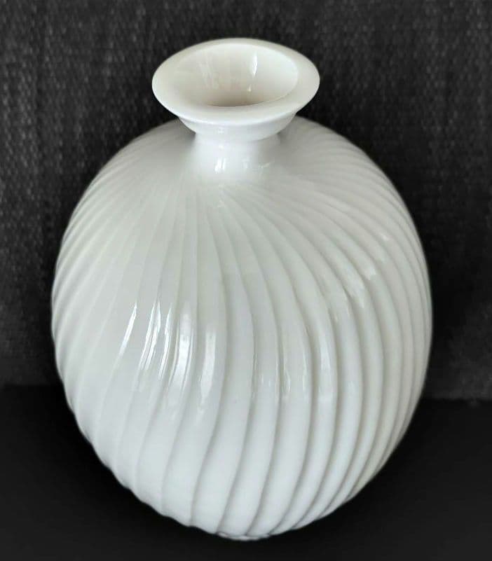 金井正　牙白磁彫文花瓶　師人間国宝清水卯一