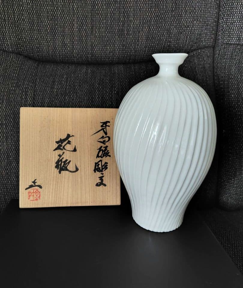 金井正　牙白磁彫文花瓶　師人間国宝清水卯一