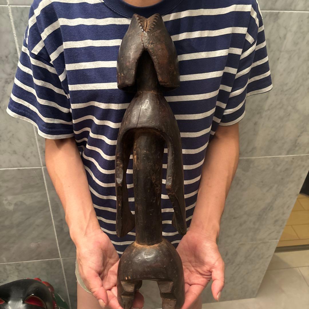 ナイジェリアアンティーク　鳥がモチーフになった芸術的な特大の木彫り彫刻