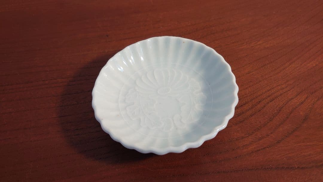 白磁　李朝　朝鮮陶器　陽刻　華の図　アンティーク李朝　古伊万里　初期伊万里　１客