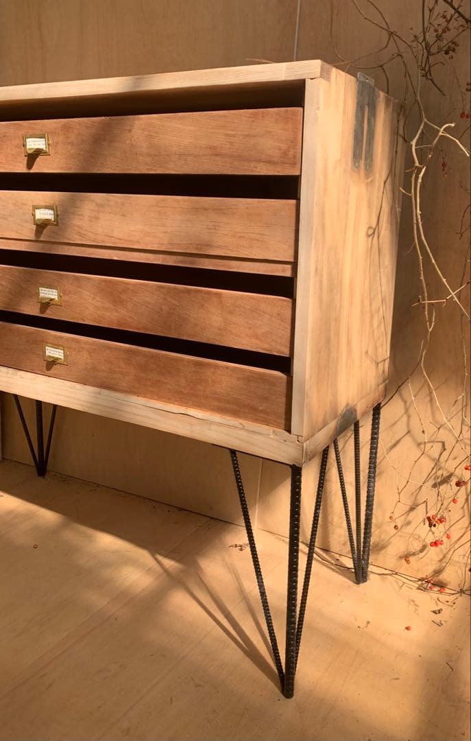 古家具アイアンレッグ4段トレーチェストネームプレート引手　収納陳列棚アンティーク