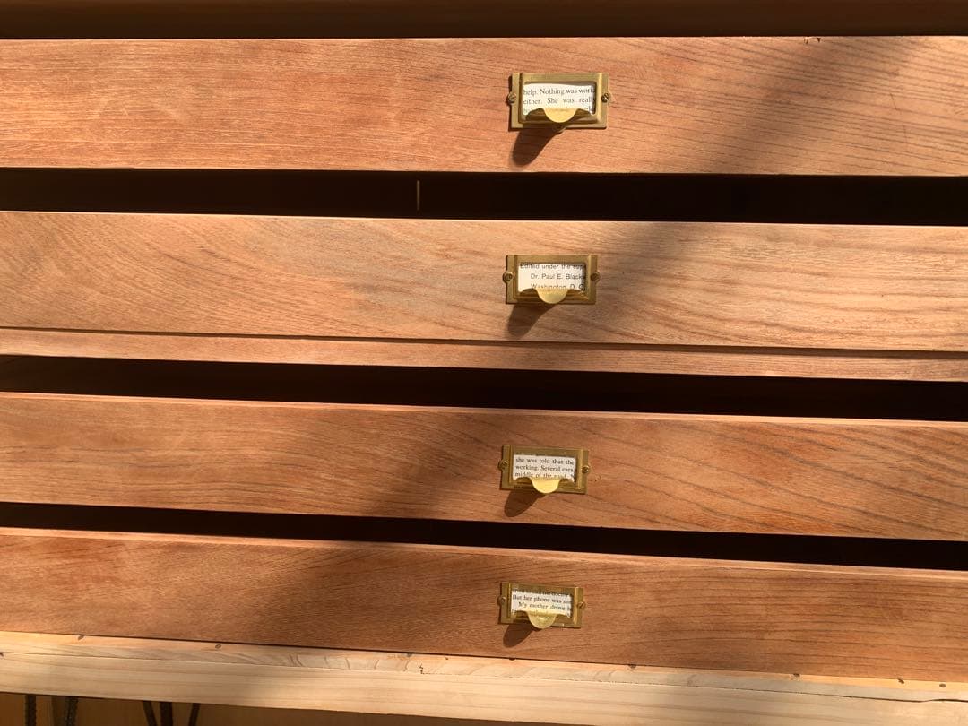 古家具アイアンレッグ4段トレーチェストネームプレート引手　収納陳列棚アンティーク