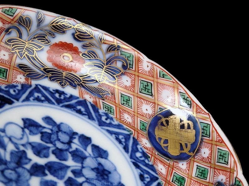 大聖寺伊万里　金襴手　菊花四方襷紋に牡丹の図　４寸皿２枚　E359 AS-CWo