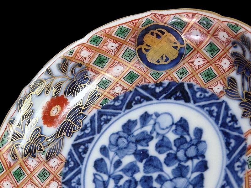 大聖寺伊万里　金襴手　菊花四方襷紋に牡丹の図　４寸皿２枚　E359 AS-CWo