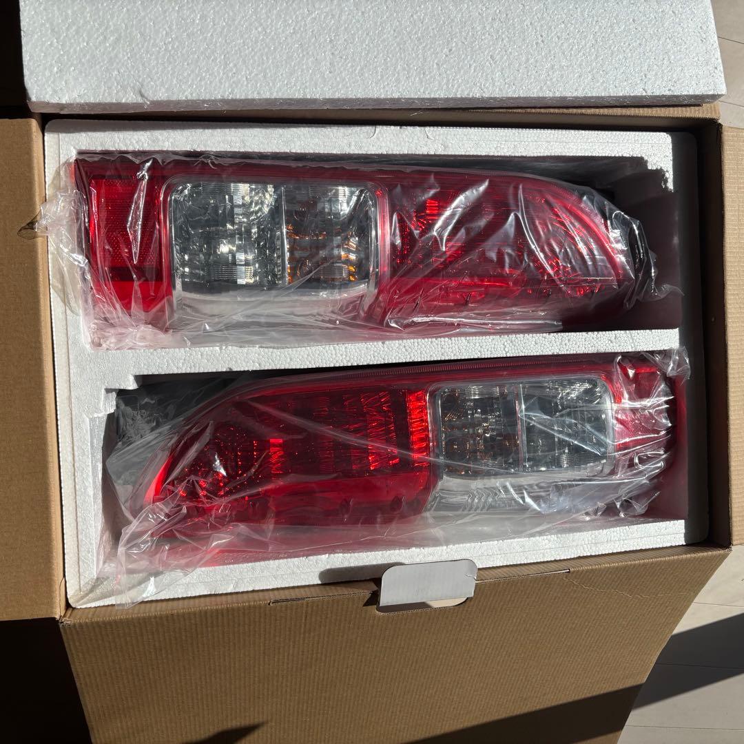 ハイエース純正テールランプ 左右セット 未使用