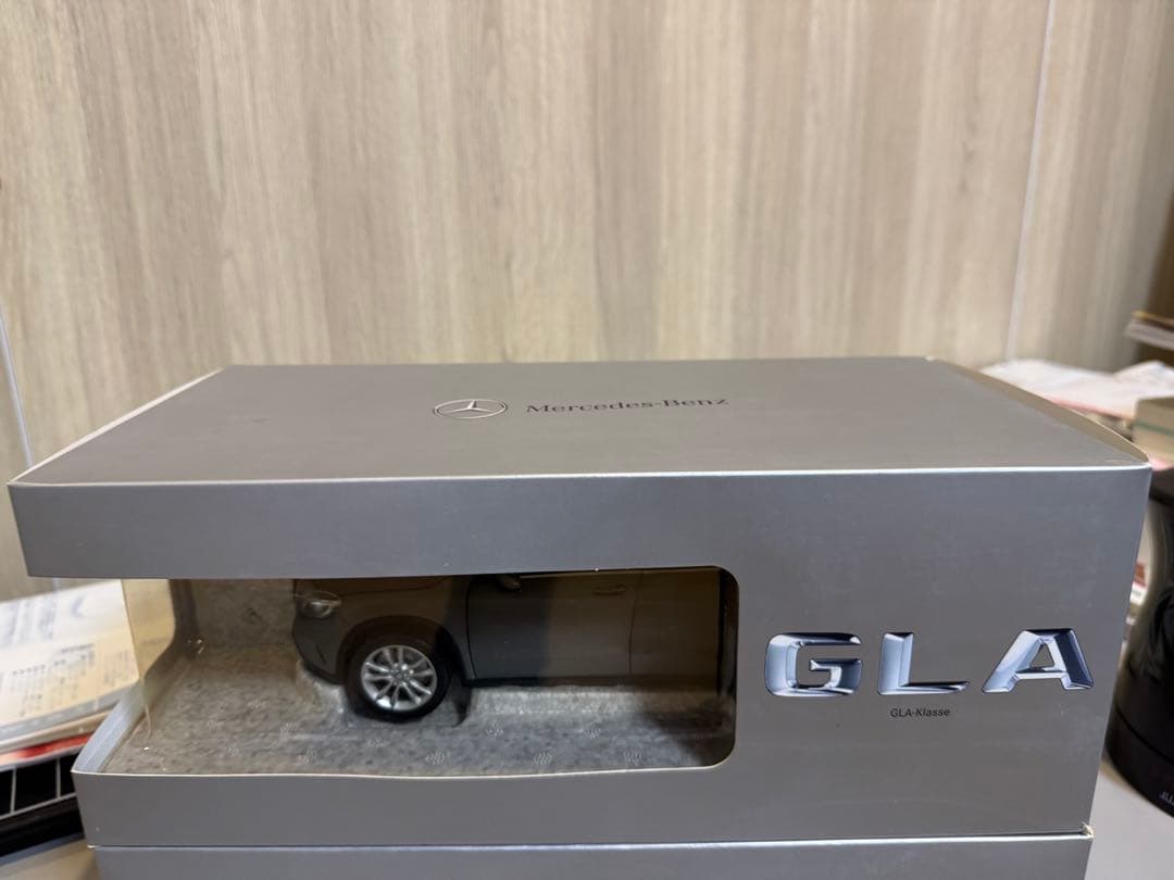 Mercedes-Benz GLA-Klasse ミニカー グレー1/18