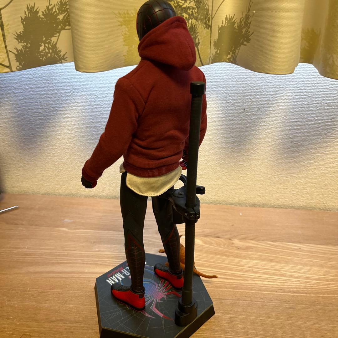 ホットトイズ マイルス・モラレス スパイダーマン 売店の看板猫スーツ版