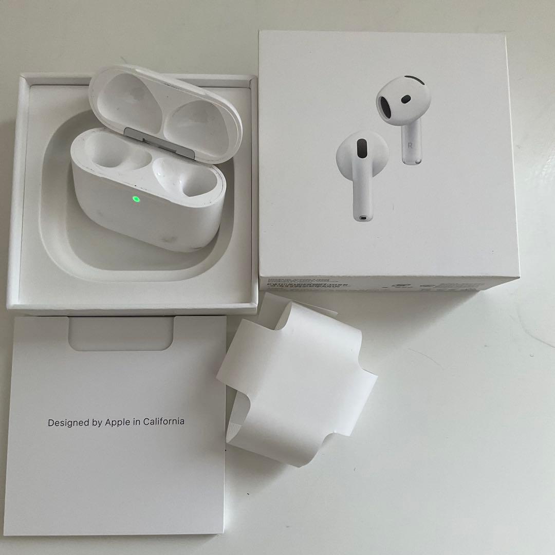 AirPods4ノイズキャンセル搭載　本体と左耳