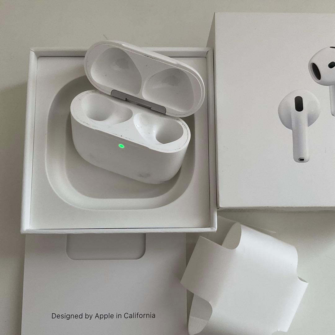 AirPods4ノイズキャンセル搭載　本体と左耳