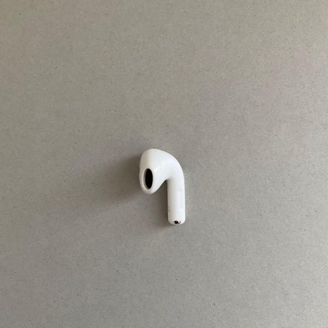 AirPods4ノイズキャンセル搭載　本体と左耳