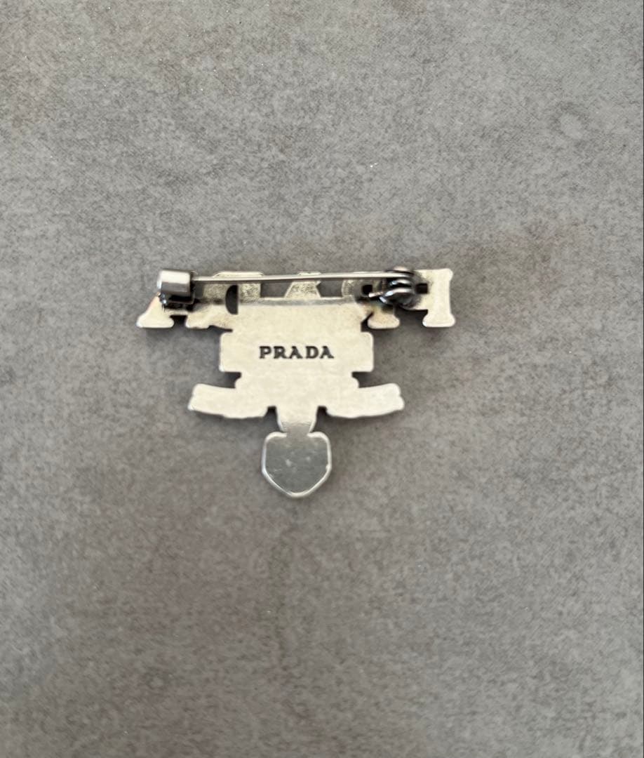 PRADA プラダ　ノベルティ　ブローチ