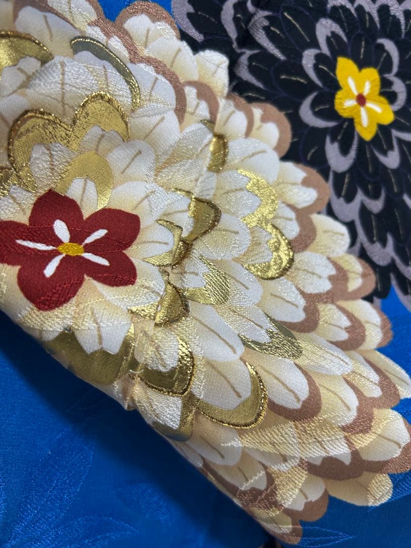 【 最終値下げ 】モダンでポップ　花柄　振袖　４０