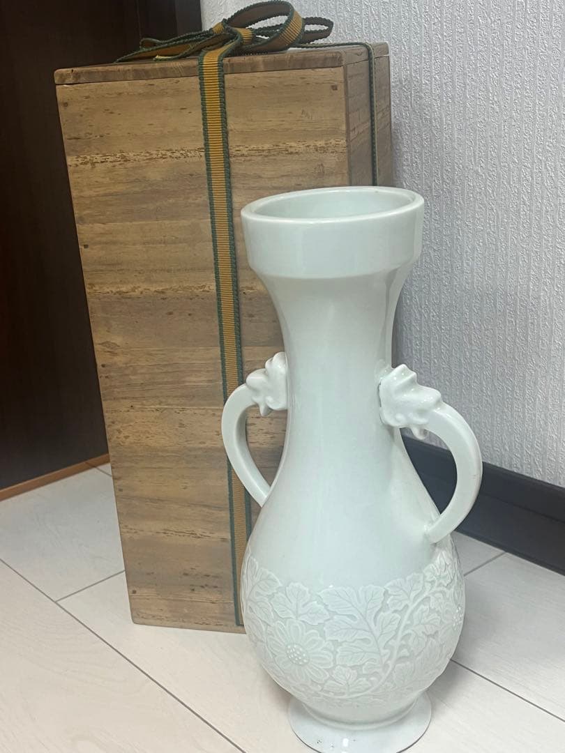 十二代　酒井田　柿右衛門　 太白菊浮上龍手　花瓶　骨董