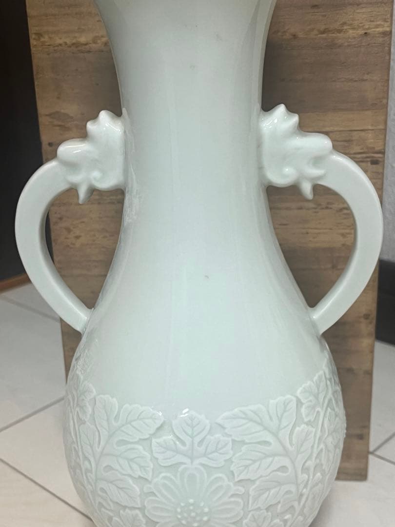 十二代　酒井田　柿右衛門　 太白菊浮上龍手　花瓶　骨董