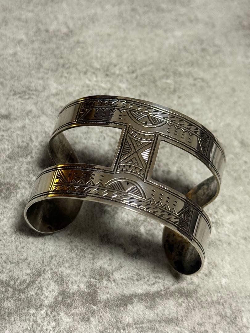 トゥアレグ族 刻印入り 両面彫りHシルバーバングル