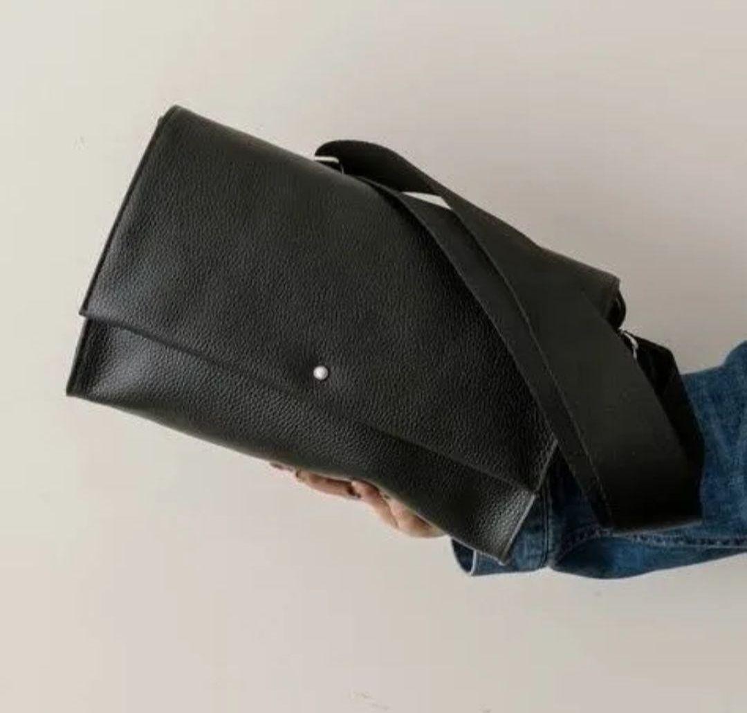 イアパピヨネ ワイドテープショルダーバッグ ブラック ストーン レザー