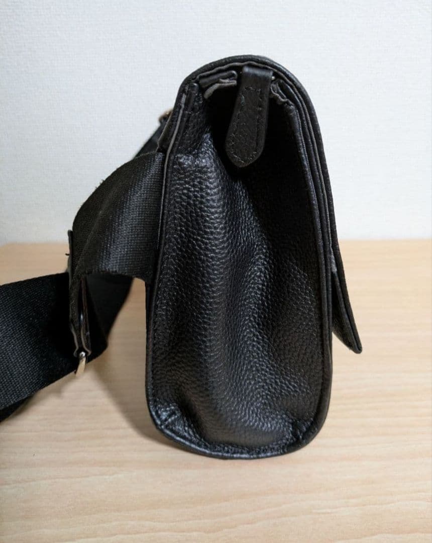 イアパピヨネ ワイドテープショルダーバッグ ブラック ストーン レザー