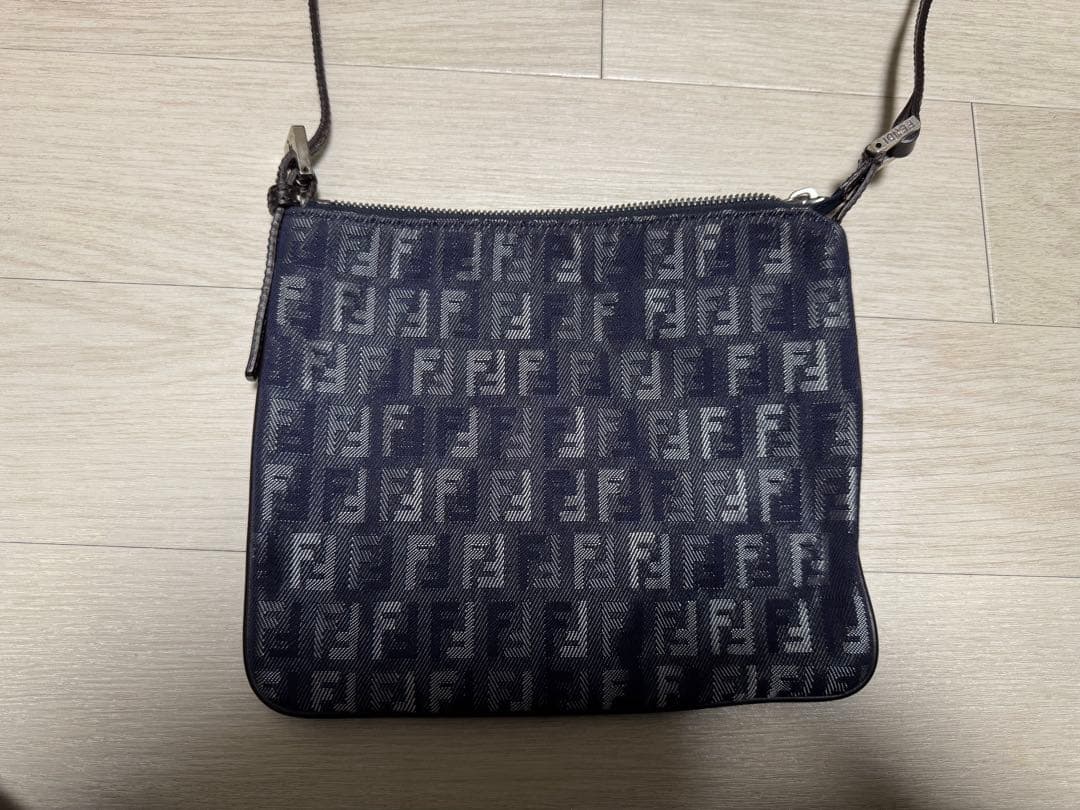 フェンディ　ショルダーバッグ ズッキーノ ズッカ柄　光沢　デニム風　青