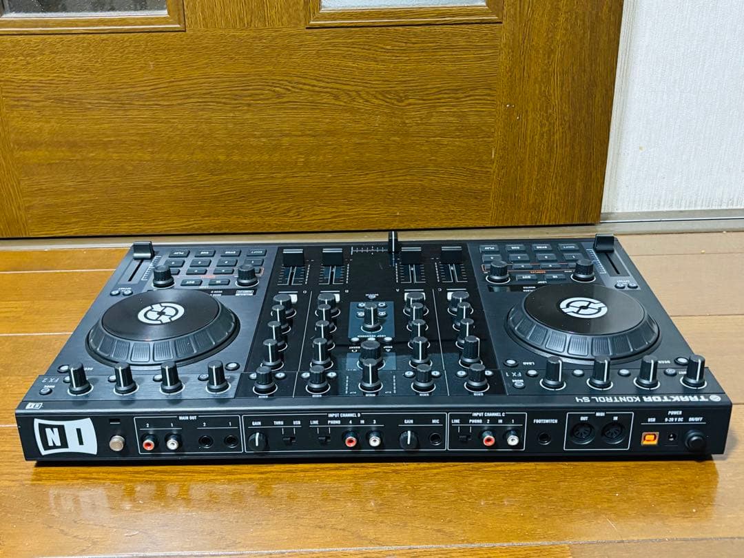 NI 4ch DJコントローラー　TRAKTOR KONTROL S4