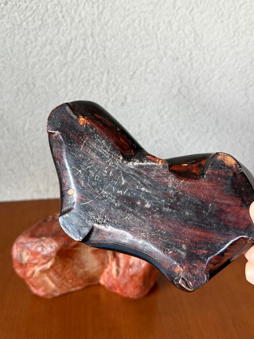 赤玉石　横幅約22㎝×奥行約11㎝×高さ約14㎝　総重量(台座付)約4600g