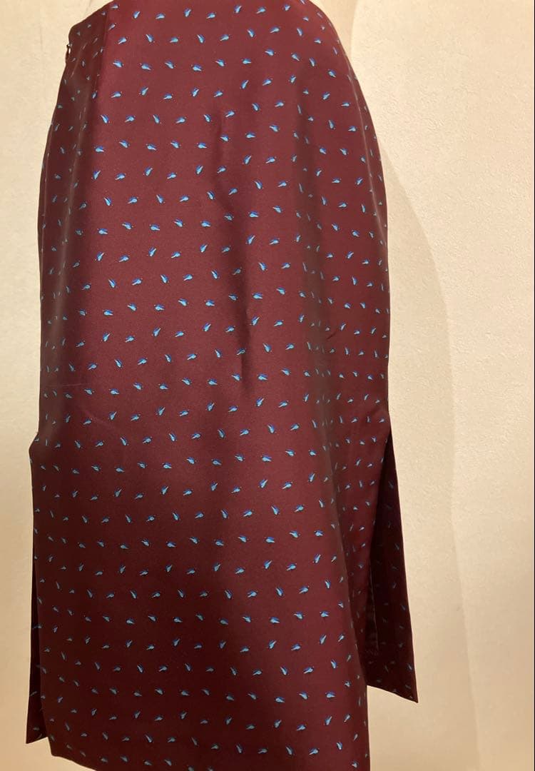新品タグ付き　ワイン色にツバメ柄　スリットタイトスカート