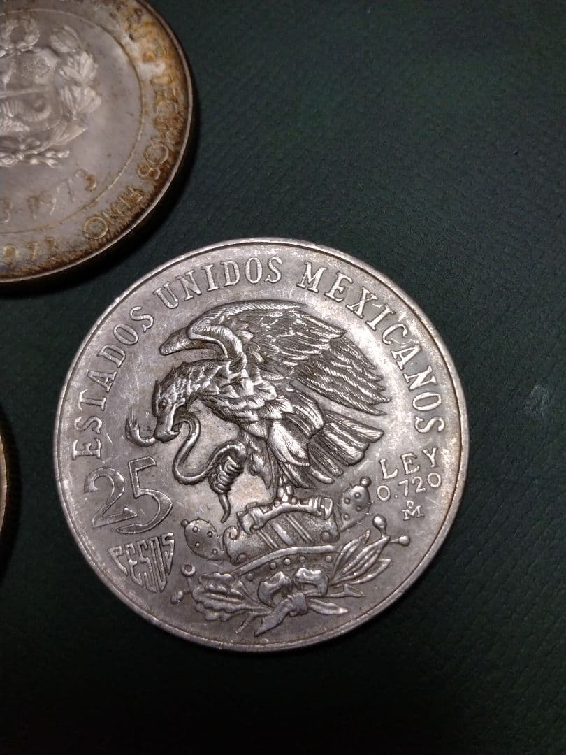 ペルー 100ソル銀貨2枚と メキシコオリンピック25ペソ銀貨の3枚組!!