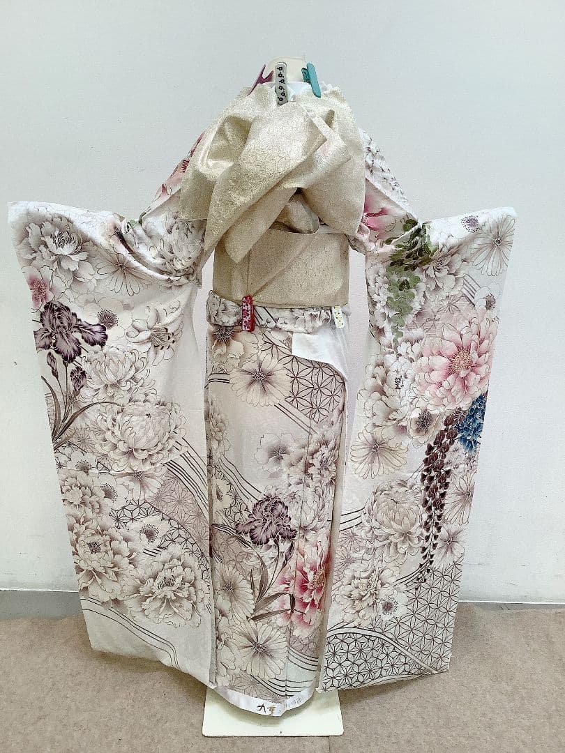 中村里砂　振袖のみ　白