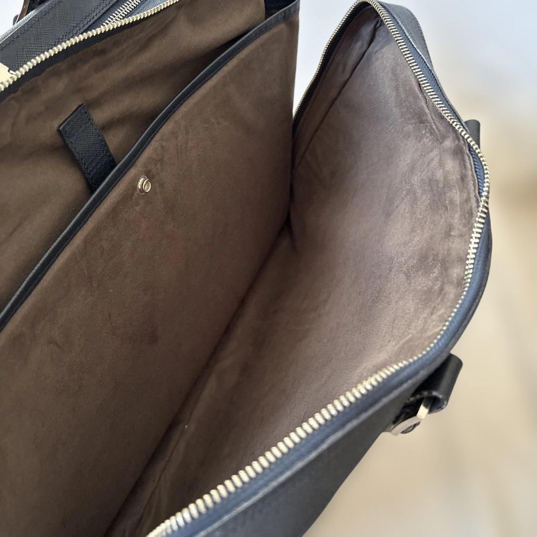 人気✨ペッレモルビダ　ビジネスバッグ ネイビーレザー　2層　パソコン収納可能