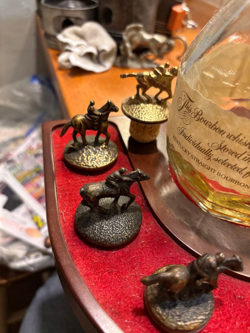 Blanton's ウイスキー空瓶と馬のフィギュア台座セット