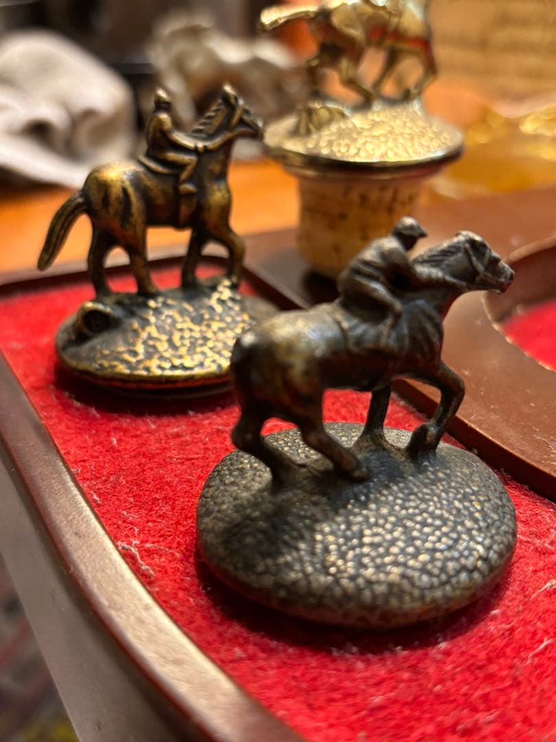 Blanton's ウイスキー空瓶と馬のフィギュア台座セット