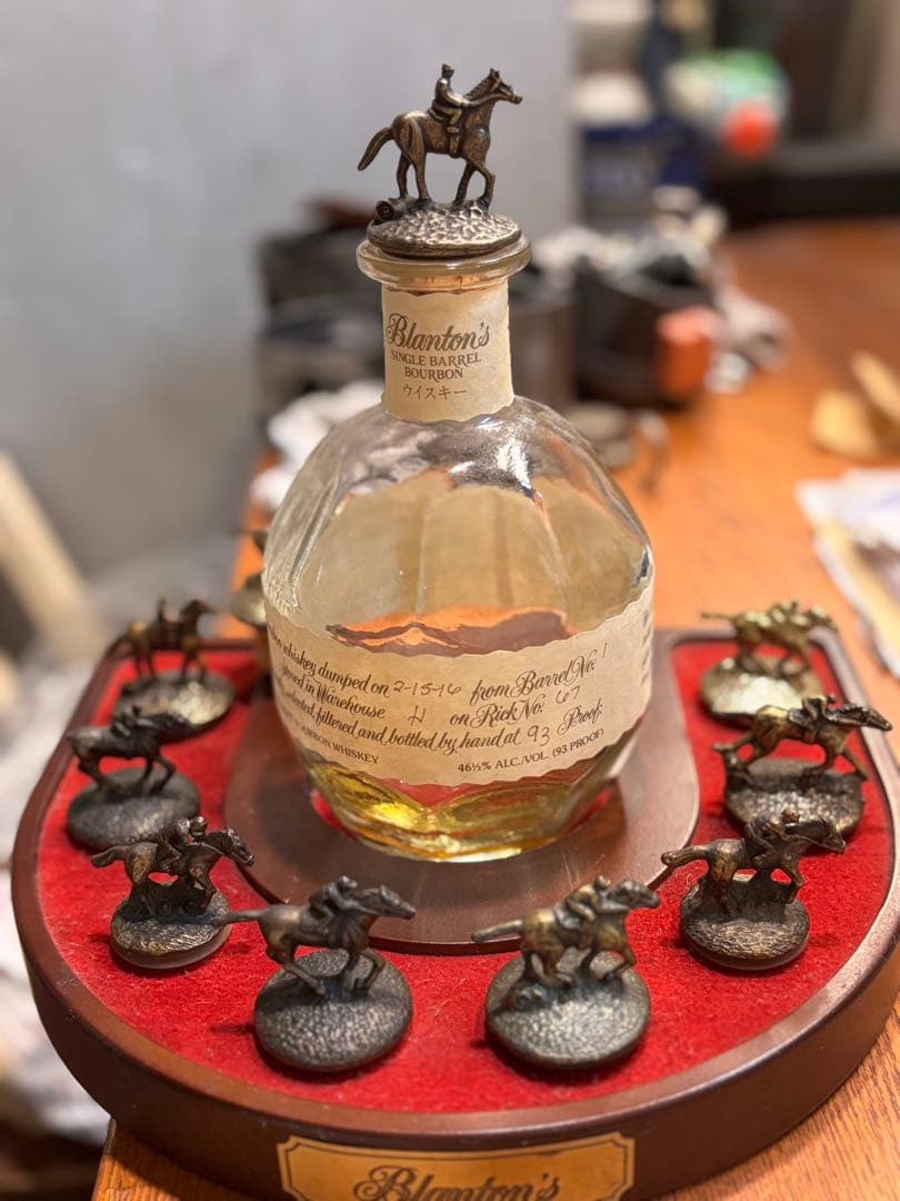 Blanton's ウイスキー空瓶と馬のフィギュア台座セット