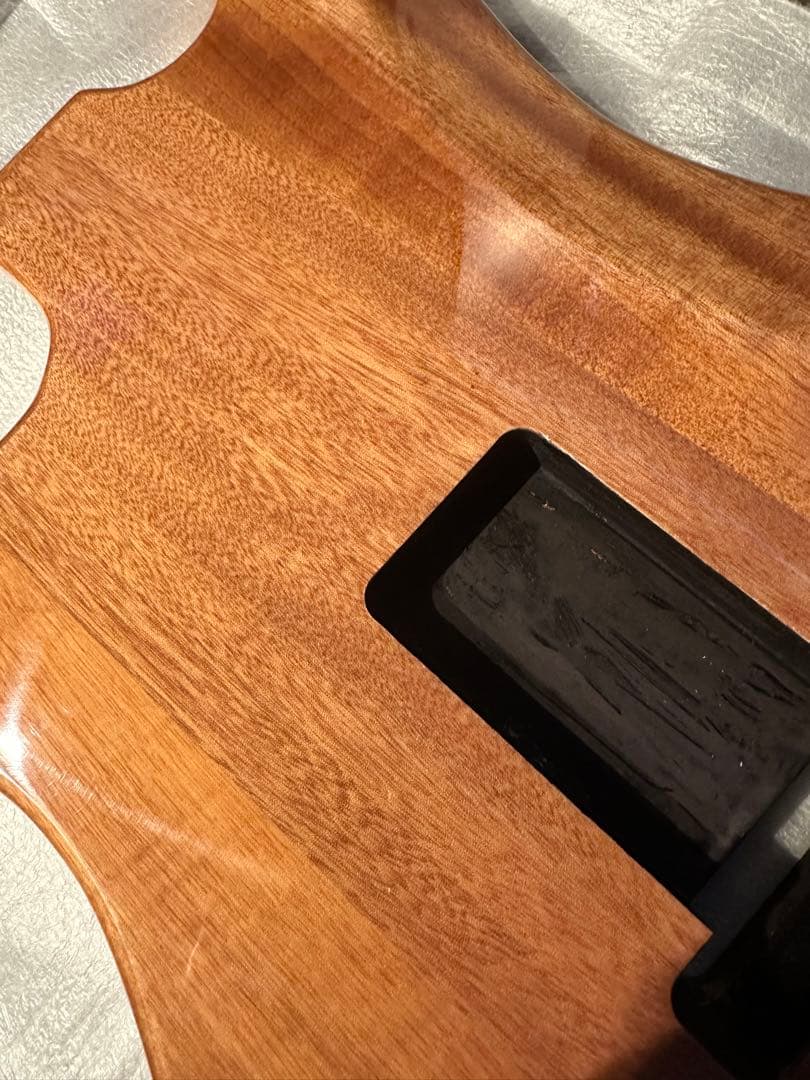 ストラトキャスター　タイプ　バール　マホガニーボディ