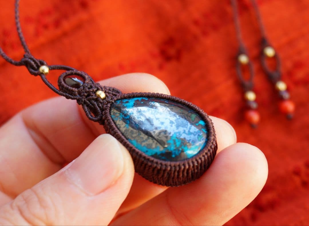 アズライトクリソコラinパイライト　ヘソナイトガーネット　マクラメ　ネックレス