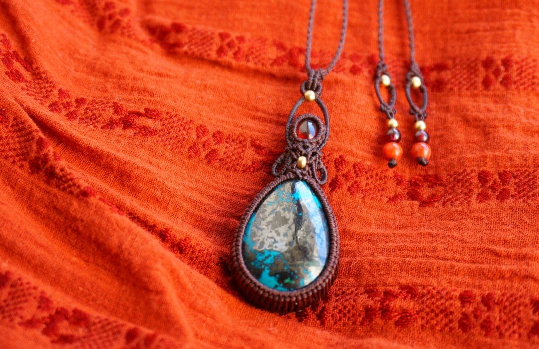 アズライトクリソコラinパイライト　ヘソナイトガーネット　マクラメ　ネックレス