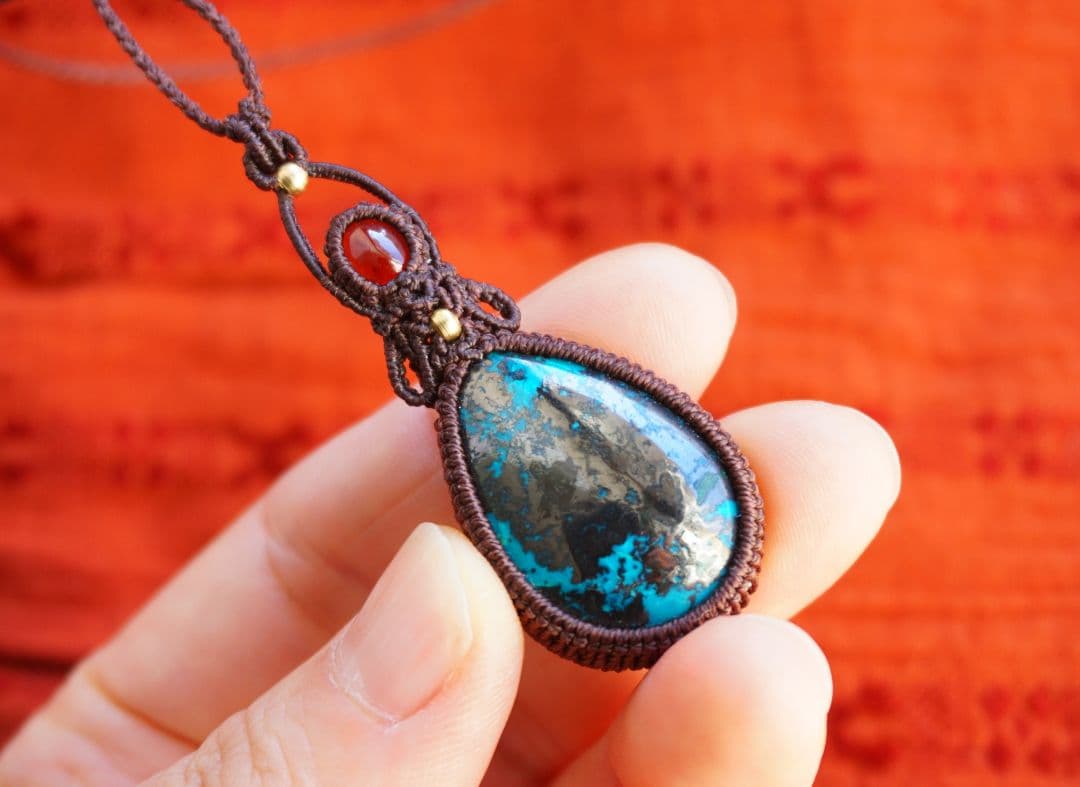 アズライトクリソコラinパイライト　ヘソナイトガーネット　マクラメ　ネックレス