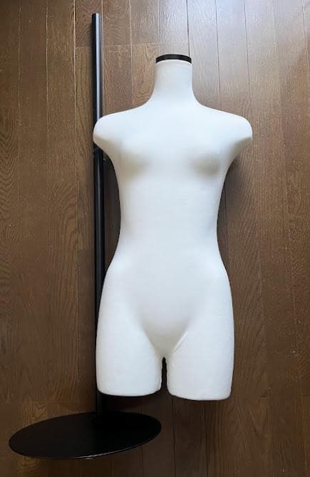 ホワイト女性用マネキン ブラックベース