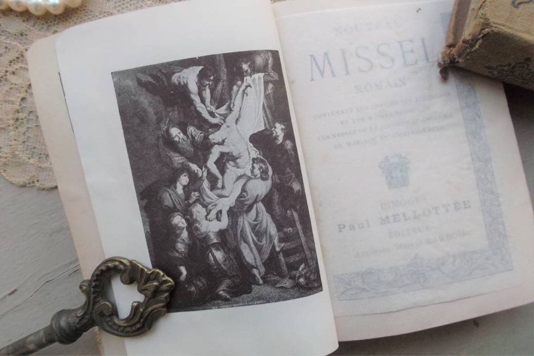 フランスアンティーク■アイボリーの表紙の祈祷書 花 古い本　1915年