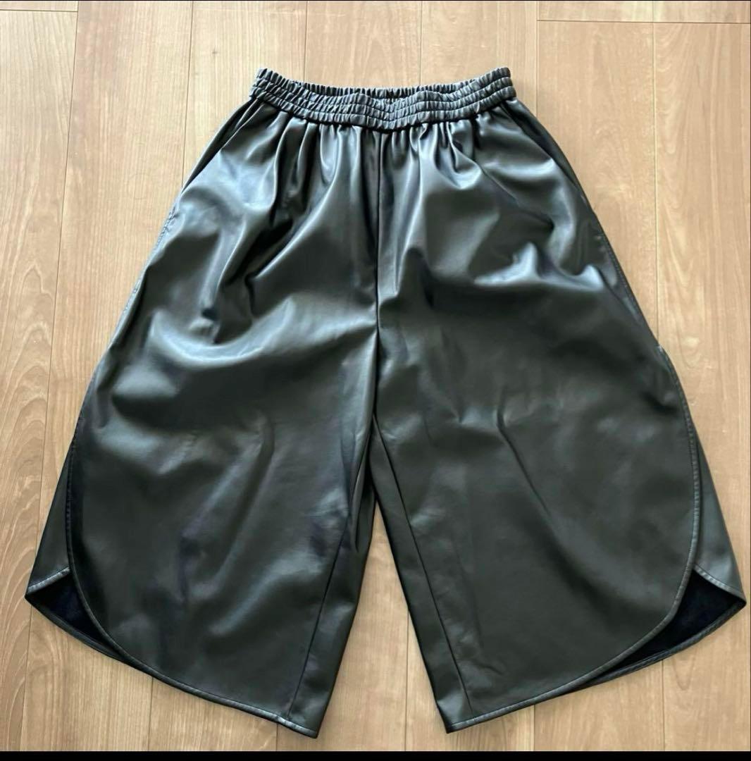 hailee レザー風パンツ　キュロット