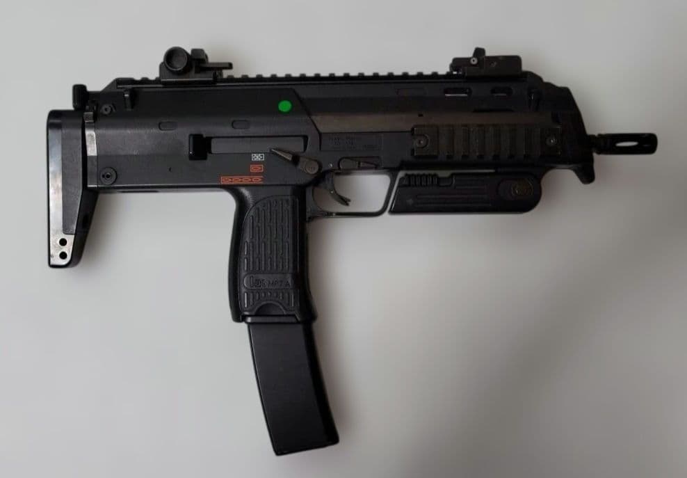 東京マルイ MP7A1 電動コンパクトマシンガン 充電器　バッテリー付