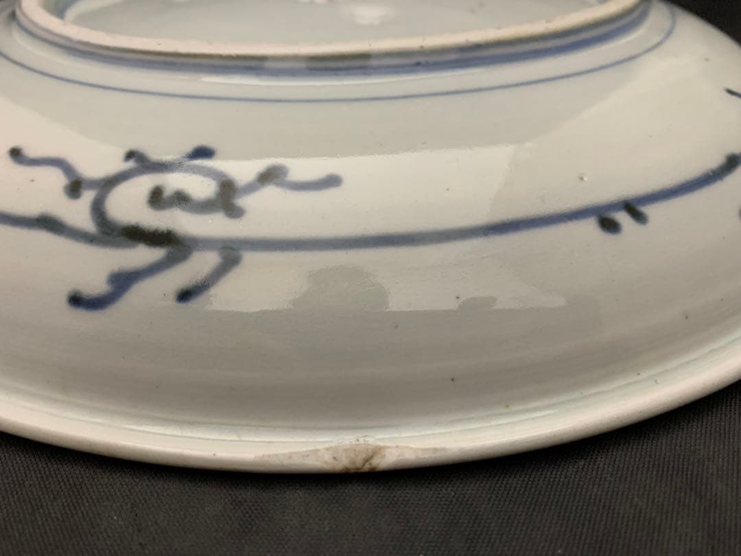 古伊万里　大皿　花　微塵唐草　捻り模様　約直径28.5㎝　/かけ有