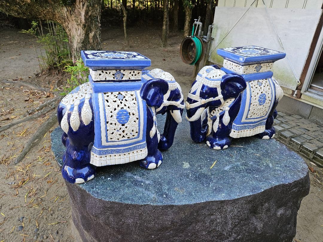 青白い陶器の象　２点セット