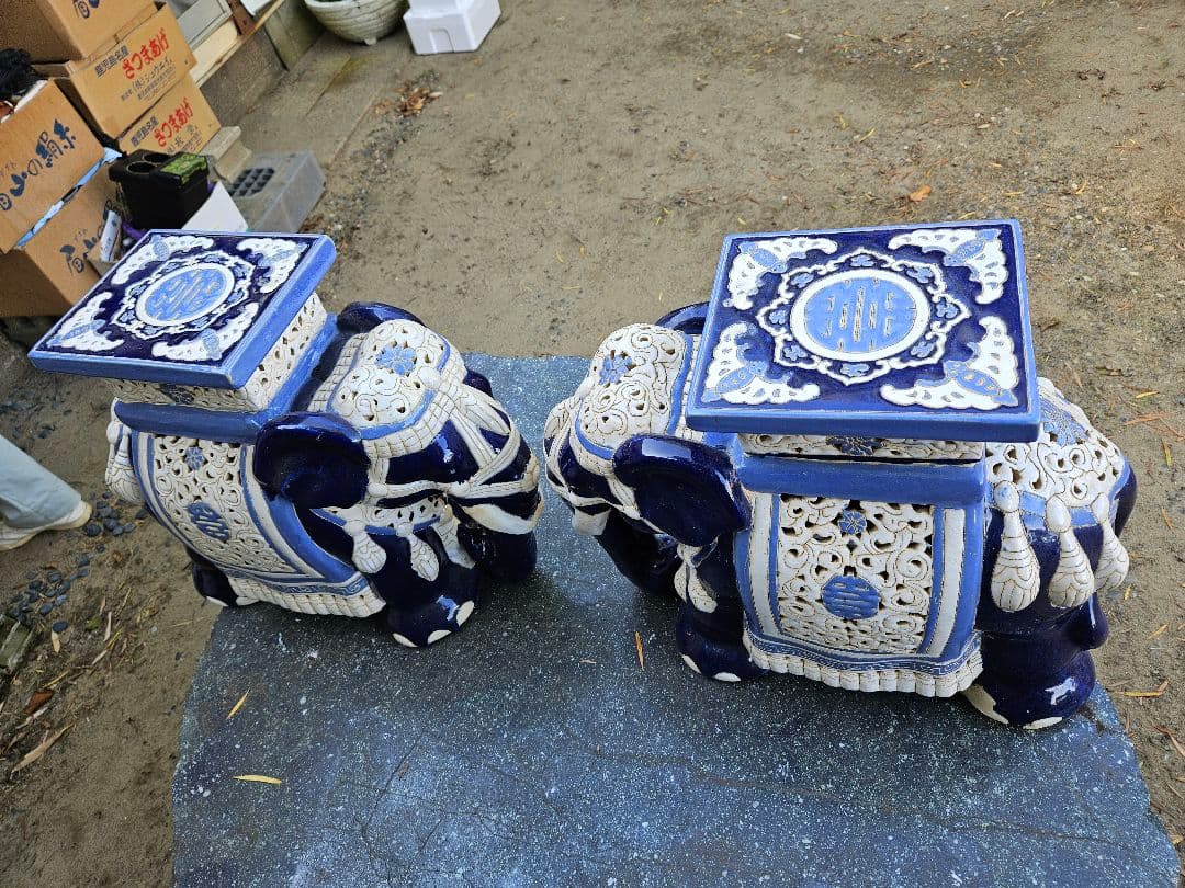 青白い陶器の象　２点セット