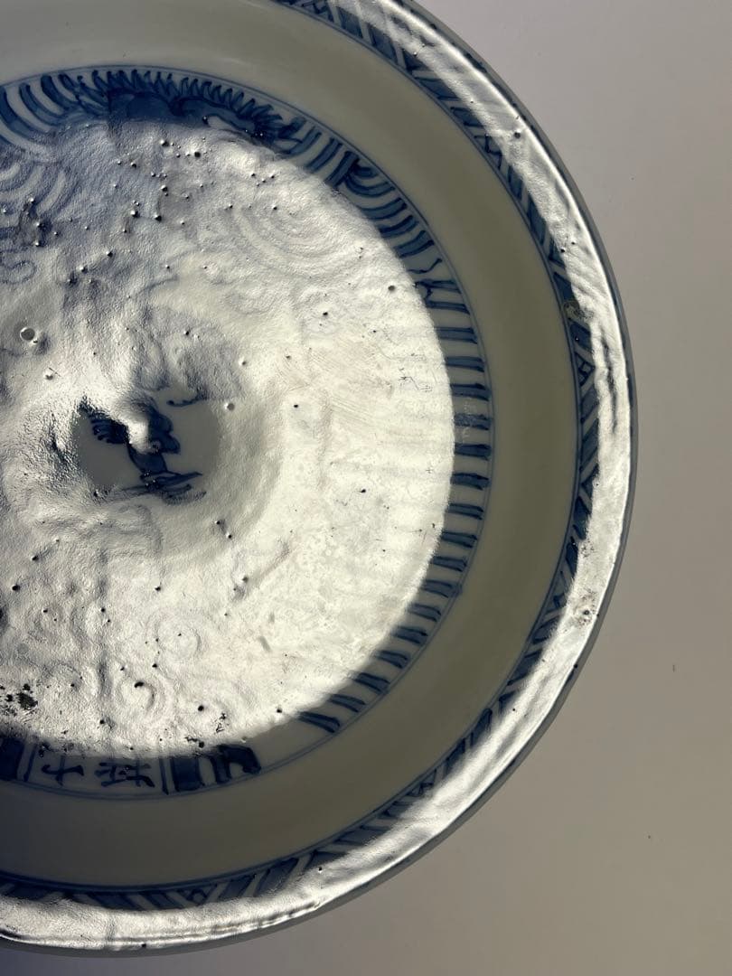 青白磁 龍絵皿 木箱入り陶器の皿。
