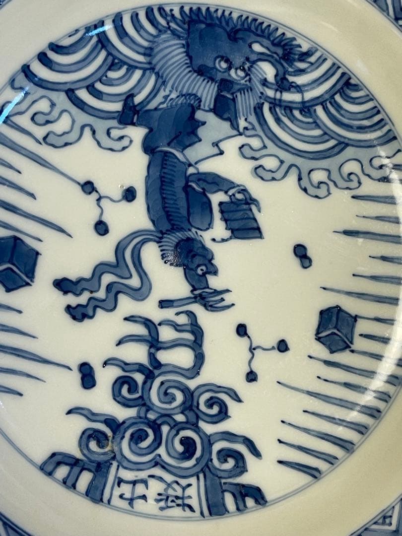 青白磁 龍絵皿 木箱入り陶器の皿。