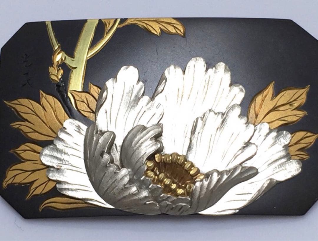 【古美道】光民 四分一地 金銀象嵌 帯留 牡丹 横6cm 金工彫金 アンティーク