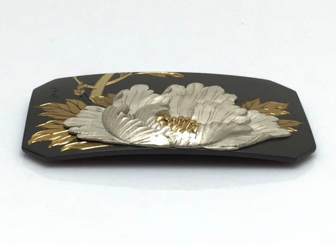 【古美道】光民 四分一地 金銀象嵌 帯留 牡丹 横6cm 金工彫金 アンティーク