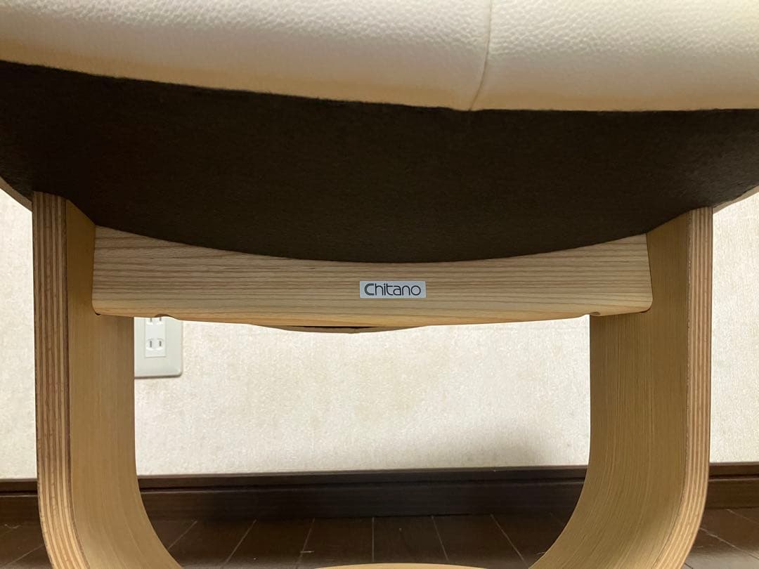 お*ん様 カリモクChitano クリームレザー オットマン　スツール