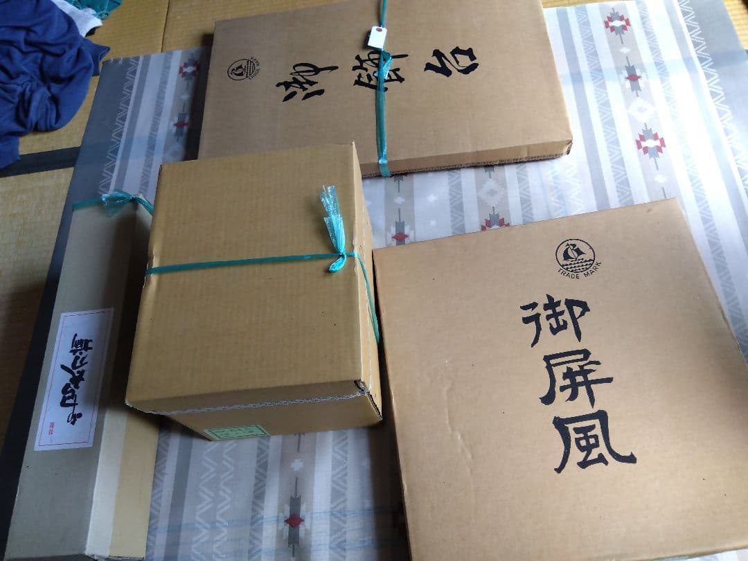 武具の鎧飾り 金色 伝統的なデザイン