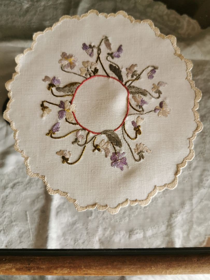 アンティーク ソサイエティシルク刺繍 3色菫 ヴィオラ リネンスカラップドイリー