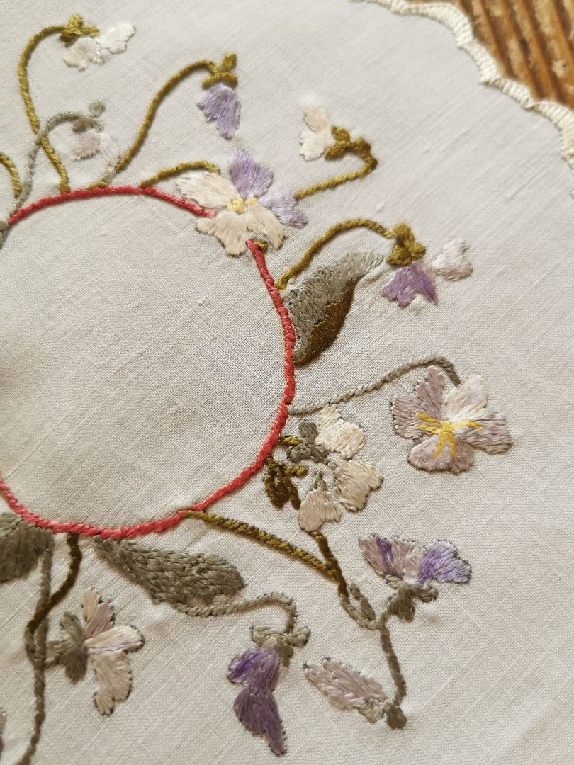 アンティーク ソサイエティシルク刺繍 3色菫 ヴィオラ リネンスカラップドイリー